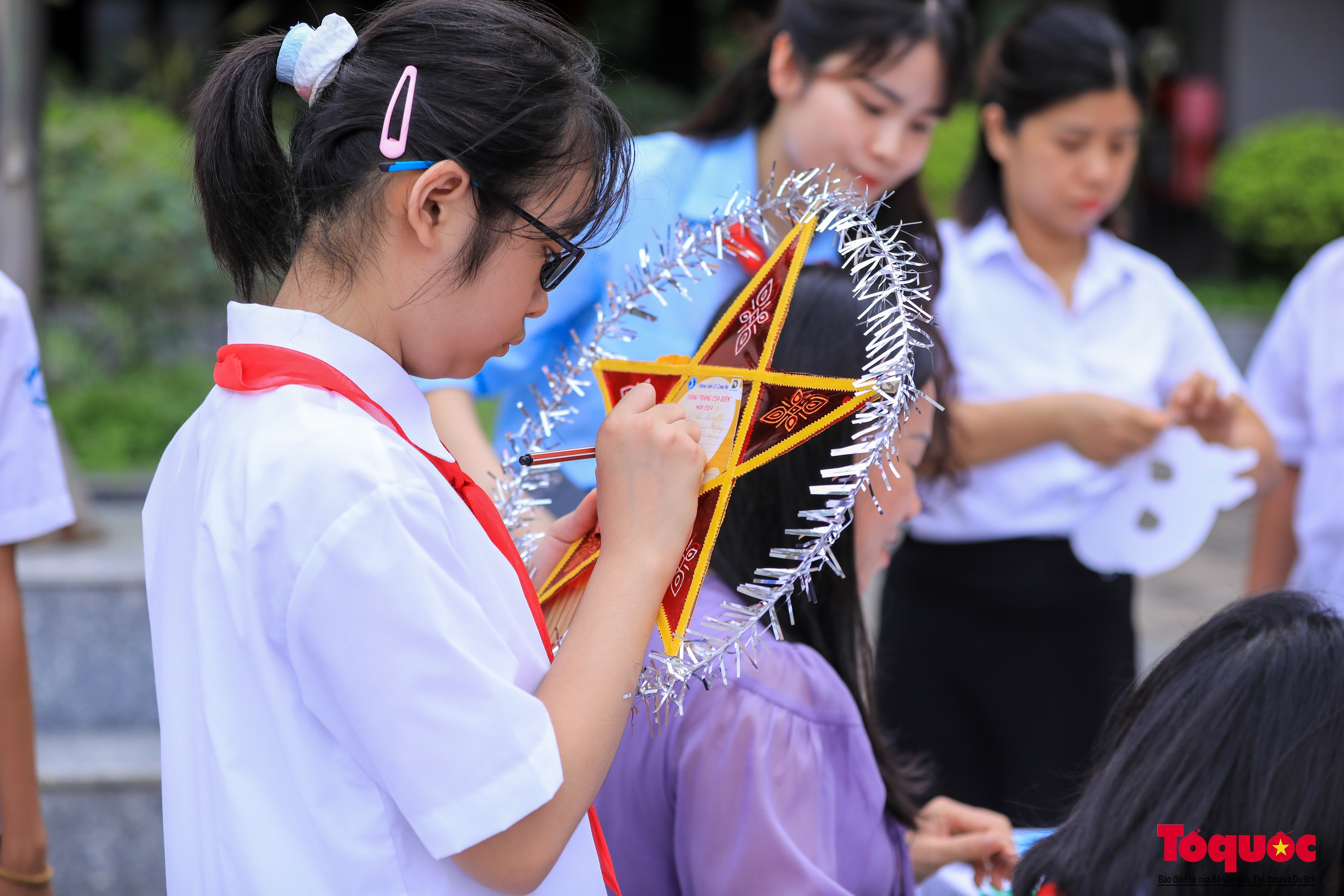 Học sinh thủ đô gửi thông điệp yêu thương trên đèn ông sao tới thiếu nhi Trường Sa dịp Trung thu - Ảnh 11.